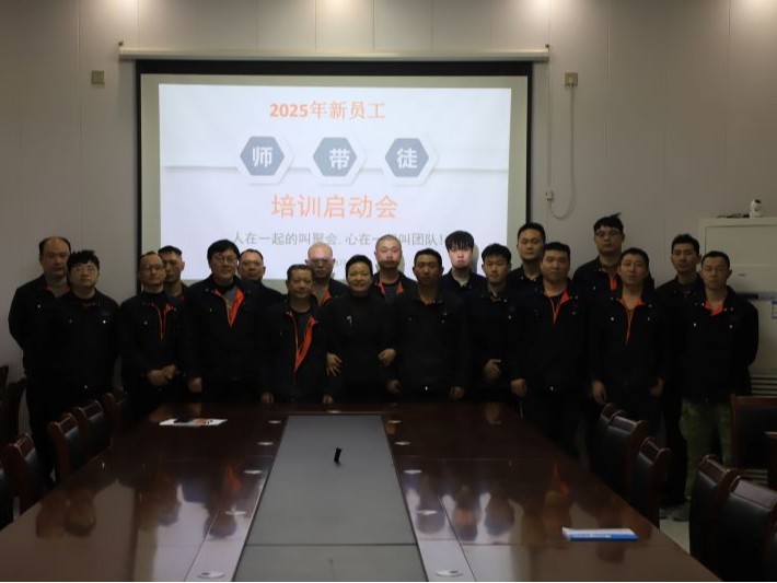 鑄鋼件生產(chǎn)廠家-騰飛鑄鋼——“師傅帶徒弟”提升員工的鑄造技術(shù)水平